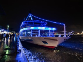MS Hamburg Außenansicht Nacht